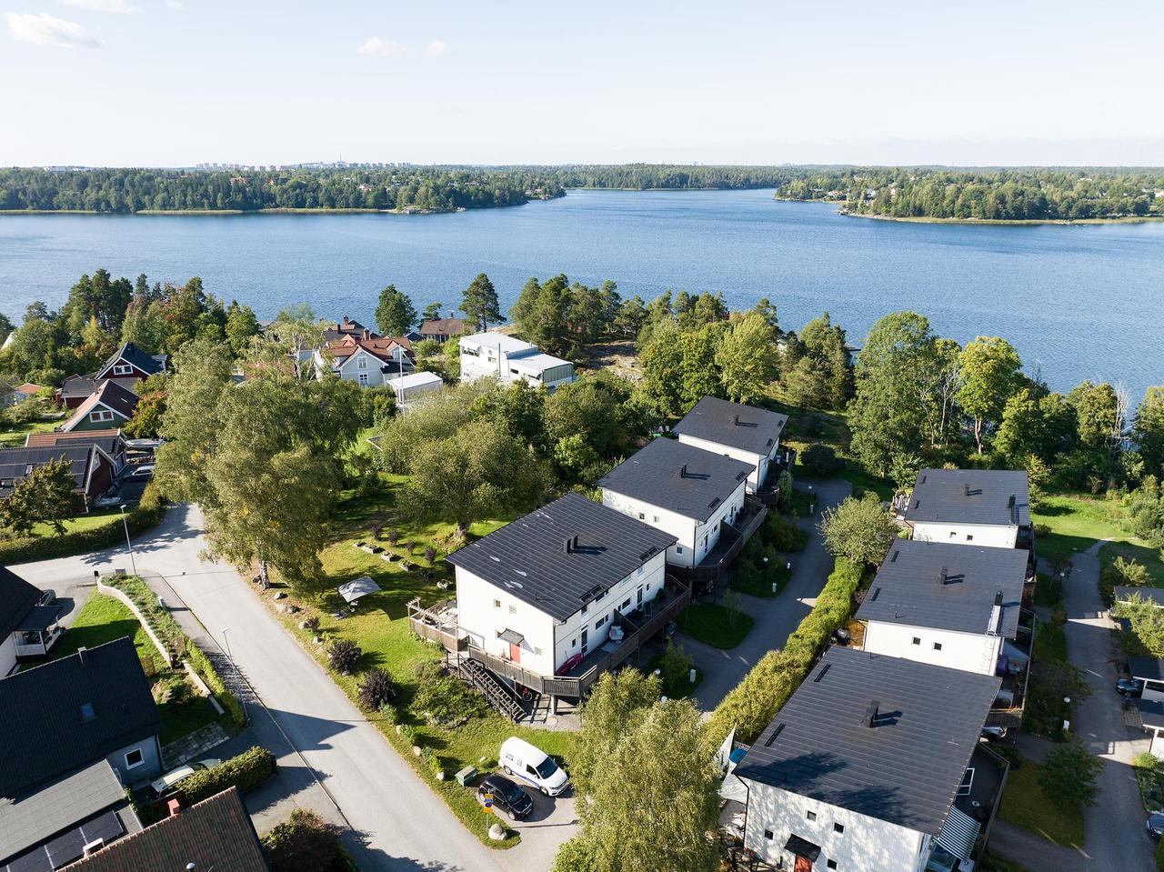 Parhus till salu på Broddvägen 58, Vendelsö Gård, Haninge – Booli