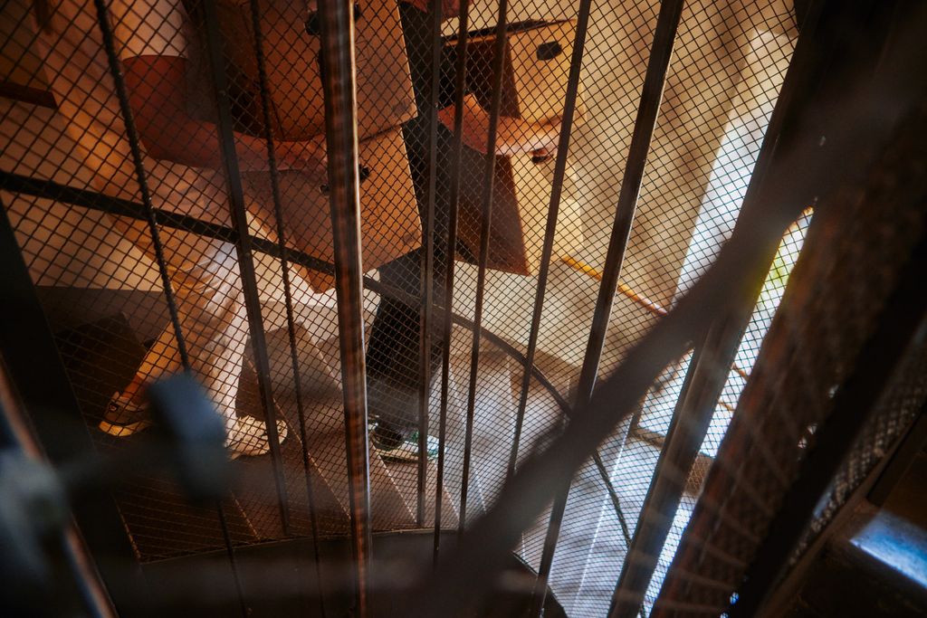 Personer bär flyttlådor i en trappa