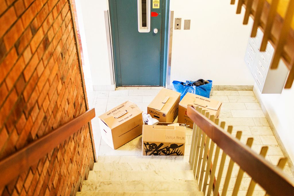 Flyttkartonger på golv