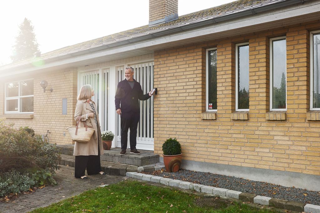 verisure_frontdoor_seniors_disarming_app_0458_full-size.jpg
