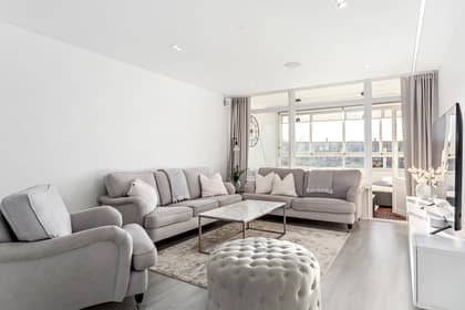 Hallasvängen 19B, Väster