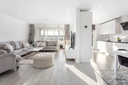 Hallasvängen 19B, Väster