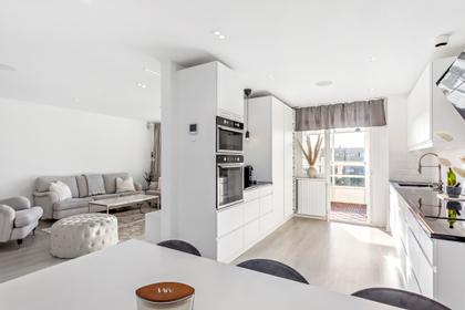 Hallasvängen 19B, Väster