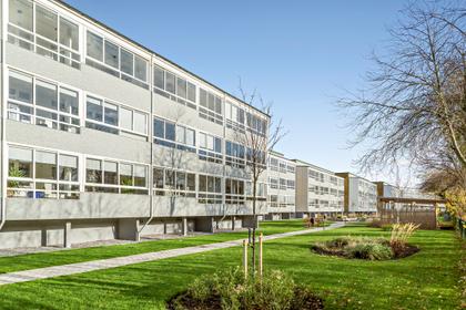 Hallasvängen 19B, Väster