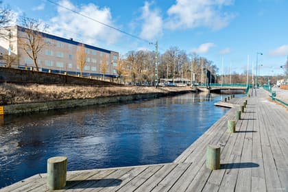 Övre Brunnsvägen 2D, Centrum