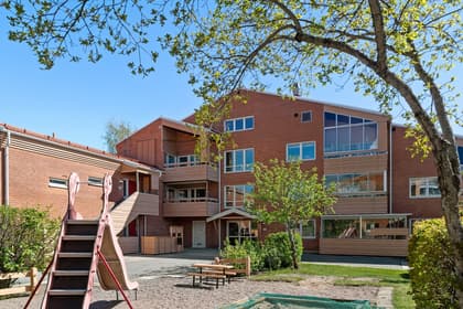 Enbäcksvägen 12A, Centrum