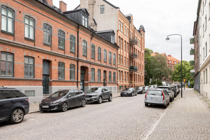 Spolegatan 8B, Centrum