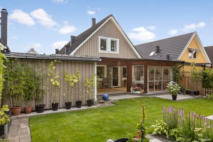 Fackelrosgatan 11, Hagalund