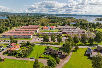 Tomtebovägen 8B, Utmeland
