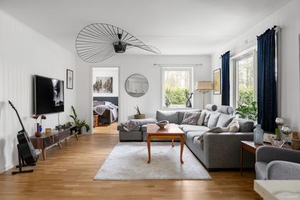 Modistvägen 33A, Hallerna