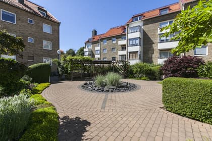 Carl XI:s väg 52B, Väster