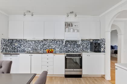 Vatt-Annas väg 21, Lina Hage