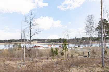 Norrskogsbacken 1, Bro Sjöhagen