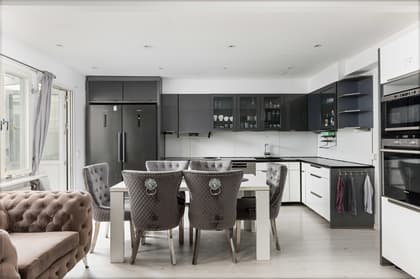 Glasyrstigen 30, Lina Hage