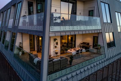 Lilla Brogatan 8, Centrum