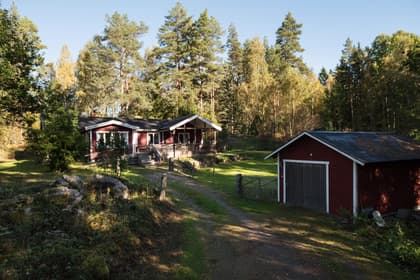 Rödmossa 102, Runhällen