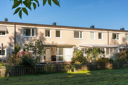 Tulpangatan 183, Väster