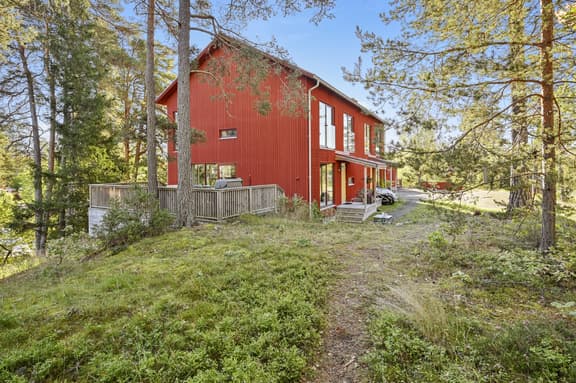 Järnvägsbacken 12, Österåker