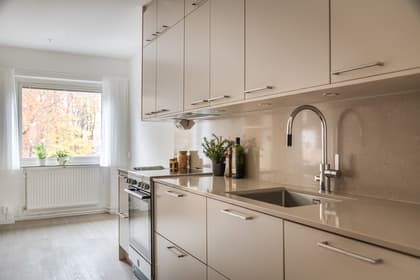 Kaptensgatan 23B, Väster