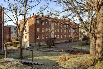 Mörbyvägen 32, Centrum