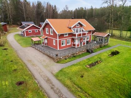 Storbolsvägen 30, Fasterna