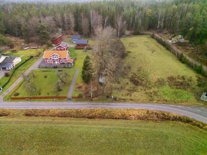 Storbolsvägen 30, Fasterna