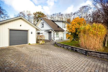 Fyrstrandsvägen 11, Trönningenäs