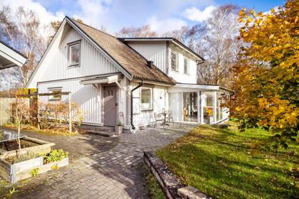 Fyrstrandsvägen 11, Trönningenäs