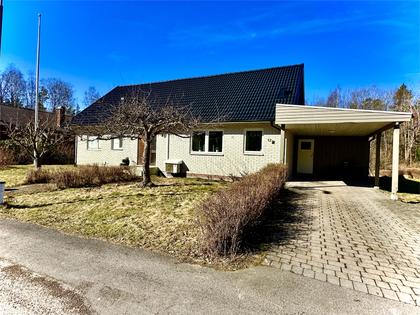 Enbärsvägen 12, Treabackarna