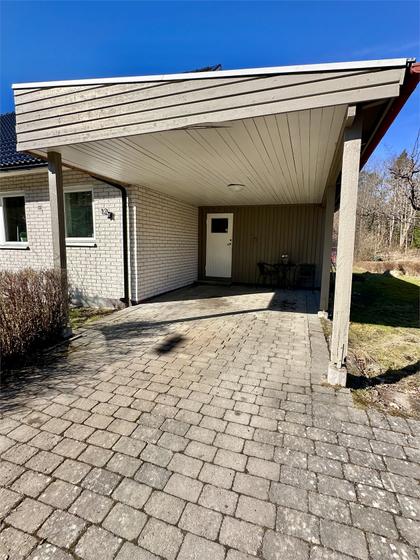 Enbärsvägen 12, Treabackarna