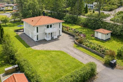 Oscarshöjds Villaväg 2, Floda
