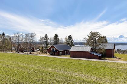 Täng 105, Ås