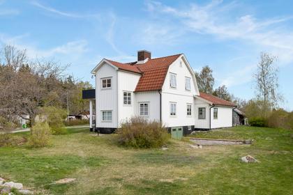 Brukskogsvägen 11, Adelsö