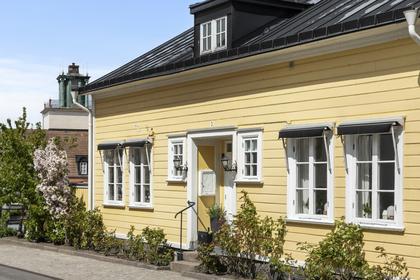 Fästningsgatan 3, Platsarna