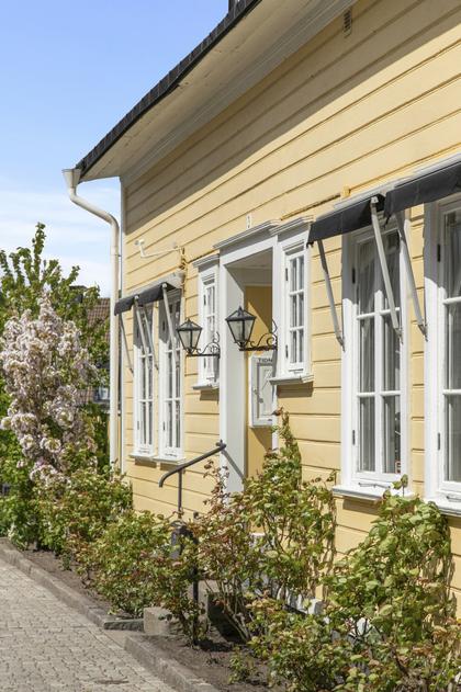 Fästningsgatan 3, Platsarna