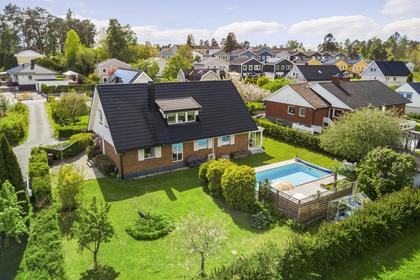 Vitpilsgränd 6, Hässelby Norra Villastad