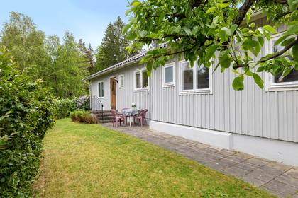 Backvägen 47, Lillgården