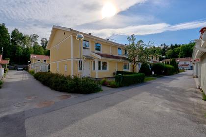 Fyrfatsvägen 83, Kästa