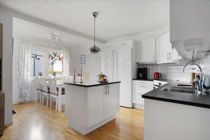 Modistvägen 43A, Hallerna