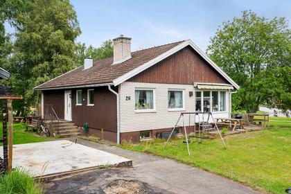 Åkarvägen 26, Väster