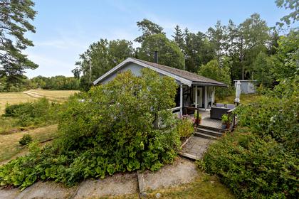 Stenbacksvägen 1, Adelsö