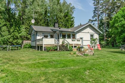 Mellanvägen 23, Uttran
