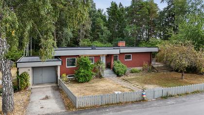 Högvallavägen 16, Hållsta