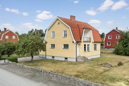 Nils Ols väg 9, Broby